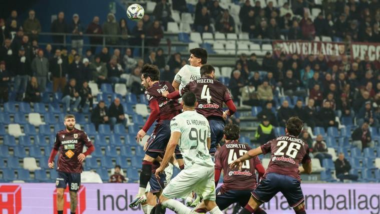 Raphael Kofler (ganz hinten) zeigte seine ganze Klasse per Kopf. © FC Südtirol