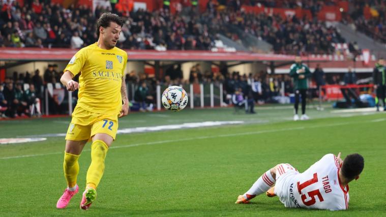 Simone Zanon (links) spielt bei Carrarese groß auf. © Carrarese Calcio