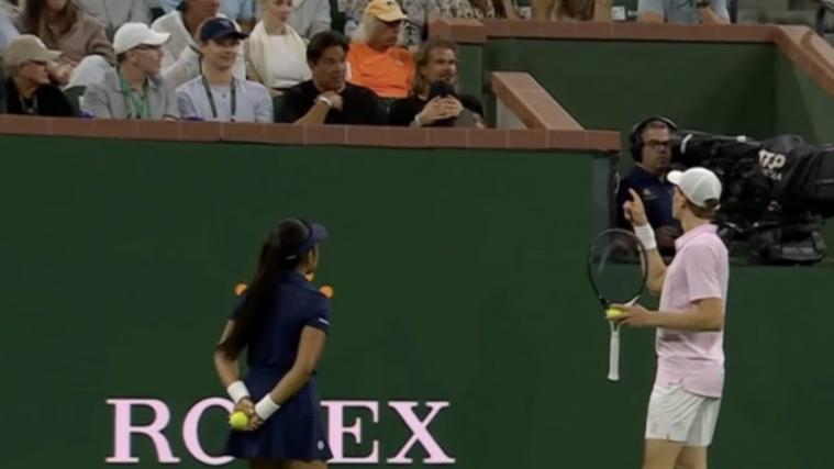 Sinner rügt die Fans auf der Tribüne.