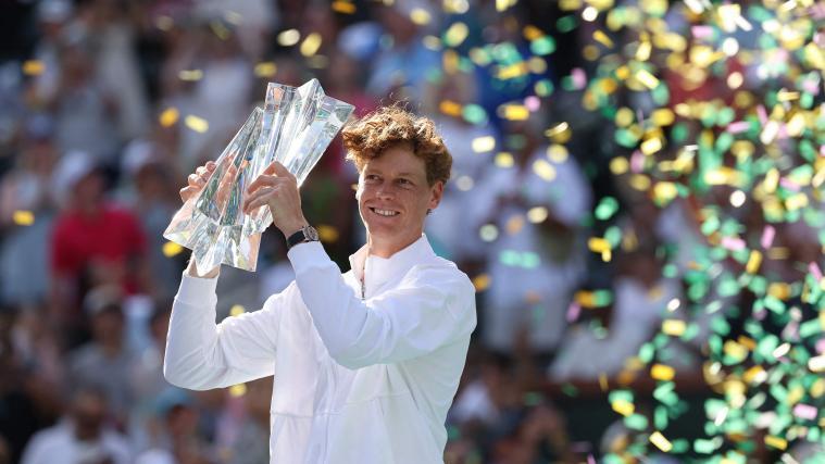 Superstar Jannik Sinner stemmt die Trophäe in die Höhe. © APA / MATTHEW STOCKMAN