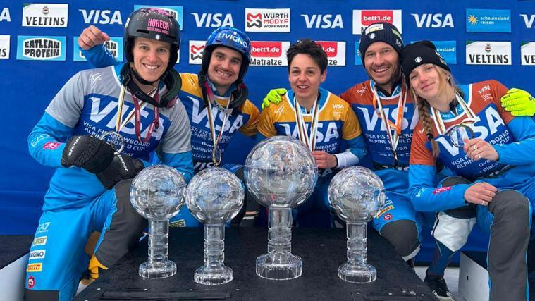 Vier Kristallkugeln auf einen Blick: Italiens Snowboarder strahlen. © FISI
