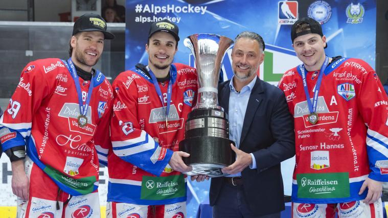 AlpsHL-Commissioner Michael Suttnig überreichte Grödens Kapitän Simon Pitschieler im Beisein der beiden Assistenzkapitäne Hannes Kasslatter (links) und Julian Senoner (rechts) die Meistertrophäe. © Max Pattis