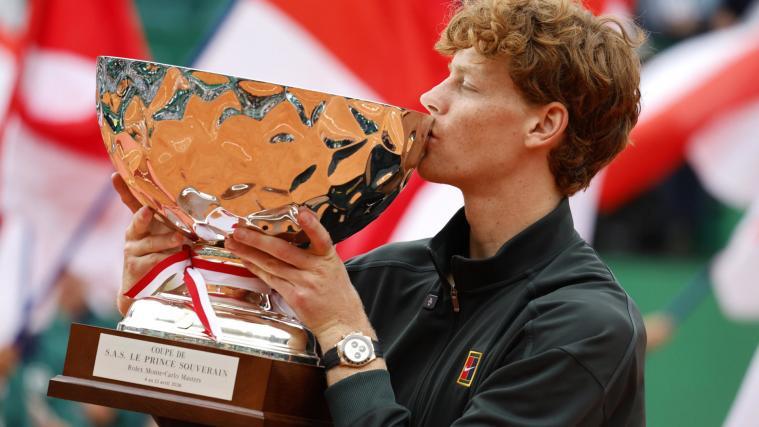 Er ist zurück auf seinem Thron: Jannik Sinner hat am Sonntag mit seinem Finaltriumph über Carlos Alcaraz in Monte Carlo die Nummer 1 im Weltranking zurückerobert. Auf der Pressekonferenz beantwortete der Sextner auch auf Südtirolerisch einige Fragen, die wir hier präsentieren. © stol