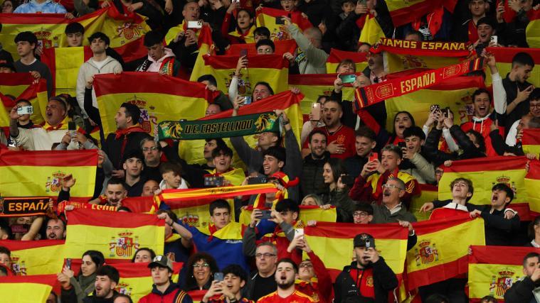 Incidents occurred in the stands in Barcelona. © APA/afp / LLUIS GENE