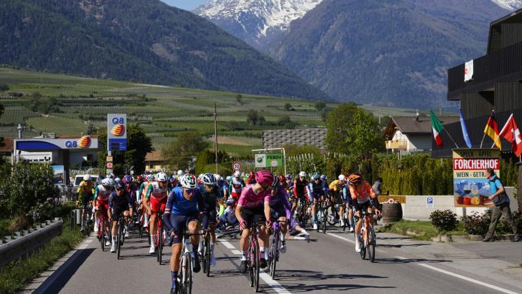 Bei der Tour of the Alps kam es zu einem Massensturz bei Galsaun im Vinschgau. © Tour of the Alps