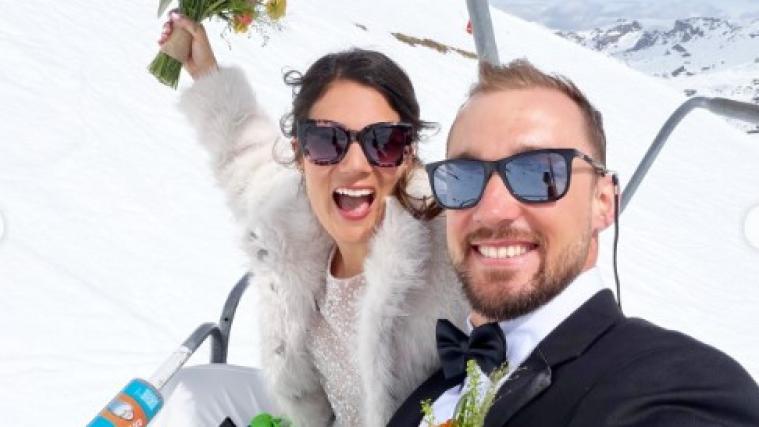 Braut und Bräutigam am Sessellift: Eine kuriose Ski-Hochzeit. © Instagram