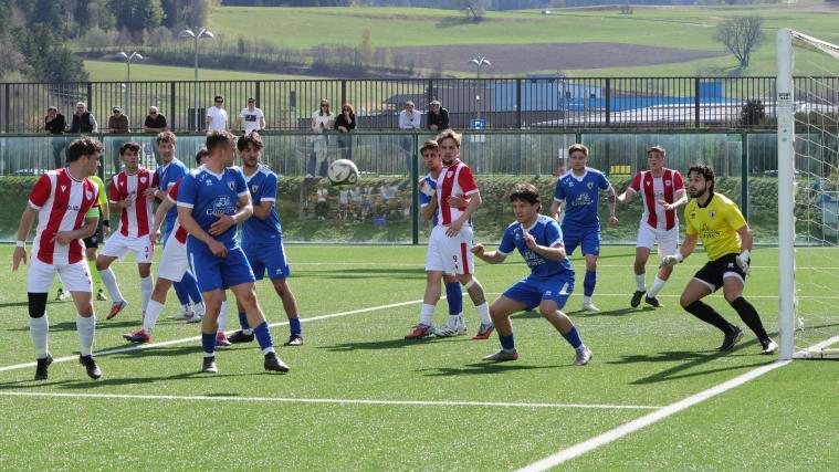 Bruneck (in blau) siegte auch im Heimspiel gegen Voran Leifers. © David Laner