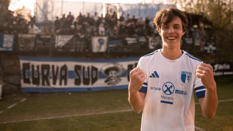 Ein gefühlter Sieg: Samuel Villgrattner jubelt nach seinem ersten Serie-D-Tor vor der Curva Sud. © P. Schwienbacher