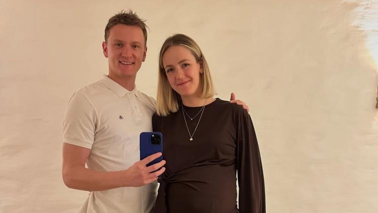Un sauteur à ski est ravi d'annoncer la naissance de son nouveau-né.