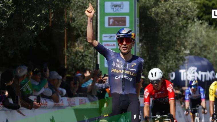 Ein strahlender Etappensieger in Arco. © Tour of the Alps