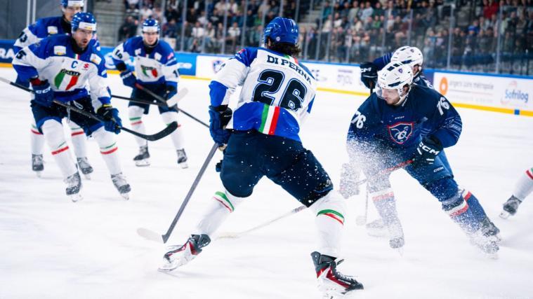 Italien (in weiß) bestritt sein erstes Testspiel gegen Frankreich. © AJ Prod