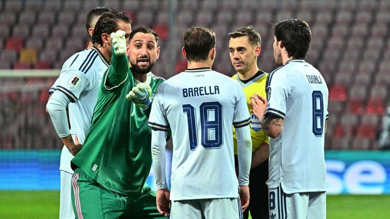 Italiens Nationaltorhüter Gianluigi Donnarumma (im grünen Trikot) sorgte wieder einmal für Aufsehen. © APA/afp / ELVIS BARUKCIC