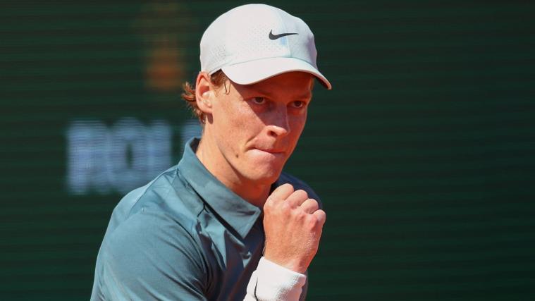 Jannik Sinner könnte beim Monte Carlo Masters Geschichte schreiben. © APA/afp / VALERY HACHE