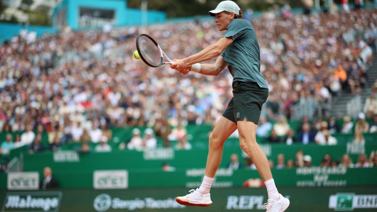 Jannik Sinner will bereits in Monte Carlo wieder die Nummer 1 werden. © APA/afp / VALERY HACHE