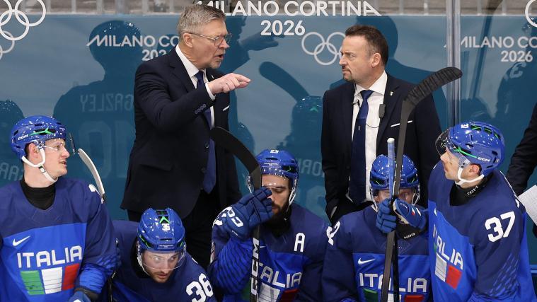 Nationaltrainer Jukka Jalonen (links) und sein Assistent Stefan Mair testen mit Italien gegen Großbritannien. © ANSA / FAZRY ISMAIL