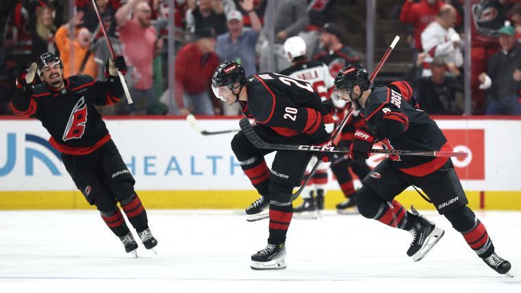 Sebastian Aho (Mitte) und die Cans befinden sich im Höhenflug. © APA / JARED C. TILTON