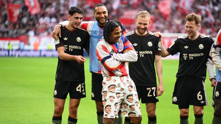 Serge Gnabry (vorne) jubelte in kurioser Hose. © APA/afp / SILAS STEIN