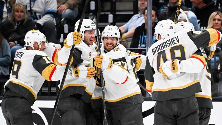 Shea Theodore (Mitte) ließ sich für sein Siegtor feiern. © APA / ALEX GOODLETT