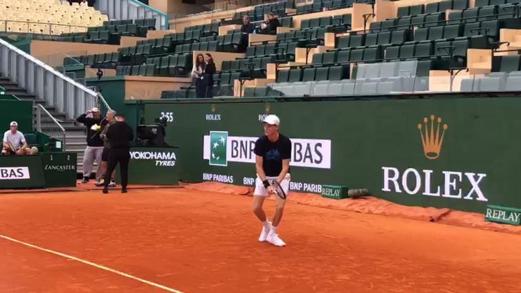 Am Dienstag trifft Jannik Sinner beim Mastersturnier in Monte Carlo auf Ugo Umbert. Vor dem ersten Match hat „Dolomiten“-Fotograf Felice Calabrò den Sextner beim Training beobachtet. © stol