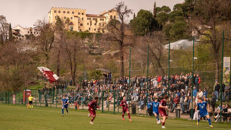 FC Obermais aims to score points on Maundy Thursday in front of the picturesque backdrop of their home ground beneath Trauttmannsdorff Castle. © P. Schwienbacher
