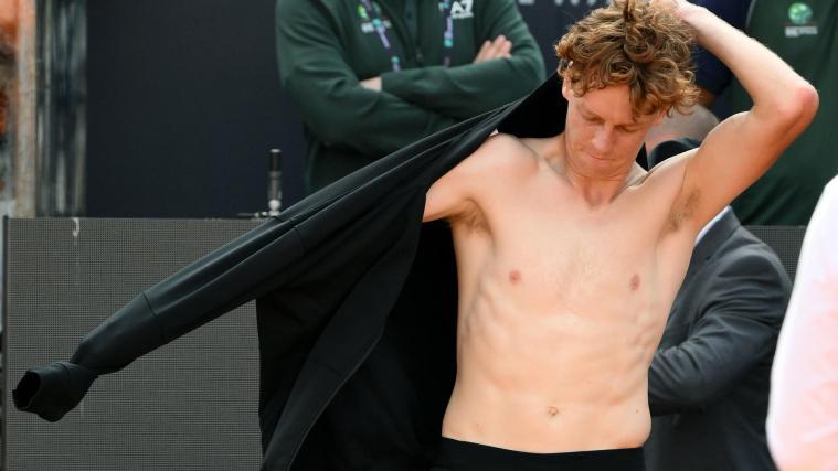 Jannik Sinner marschiert weiter ohne Satzverlust durch das ATP-Turnier in Rom. Am Dienstag ließ er im Achtelfinale Sensationsmann Andrea Pellegrino beim 6:2, 6:3 keine Chance. Danach hat er im Gespräch mit SportNews verraten, was ihn bei diesem Erfolg besonders gefreut hat. © stol