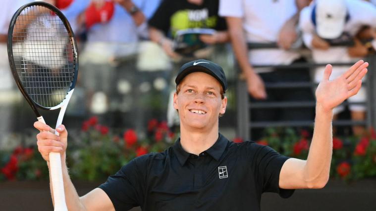 Bestens gelaunt: Jannik Sinner © APA/afp / ALBERTO PIZZOLI