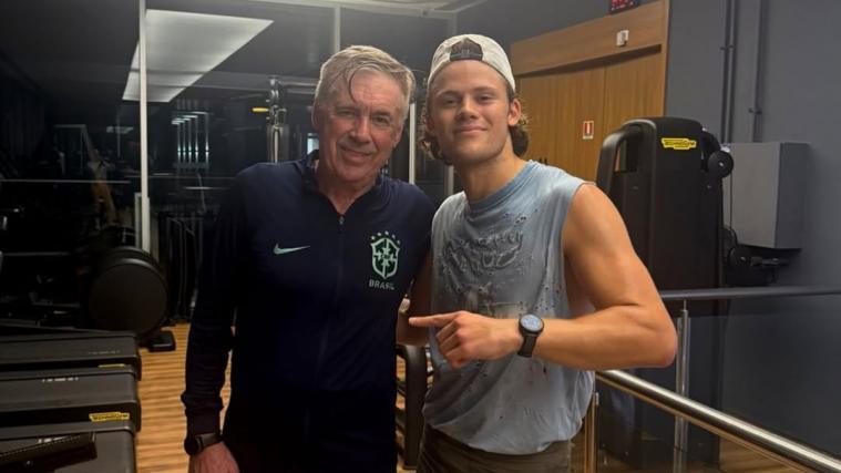 Carlos Ancelotti (links) und Lucas Pinheiro Braathen lachen in die Kamera.