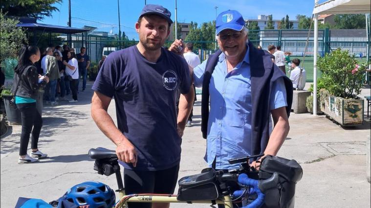 Daniel Mazza (l.) ließ sich das Auswärtsspiel seiner Obermaiser bei San Luigi nicht entgehen – und reiste klimafreundlich mit dem Fahrrad an.