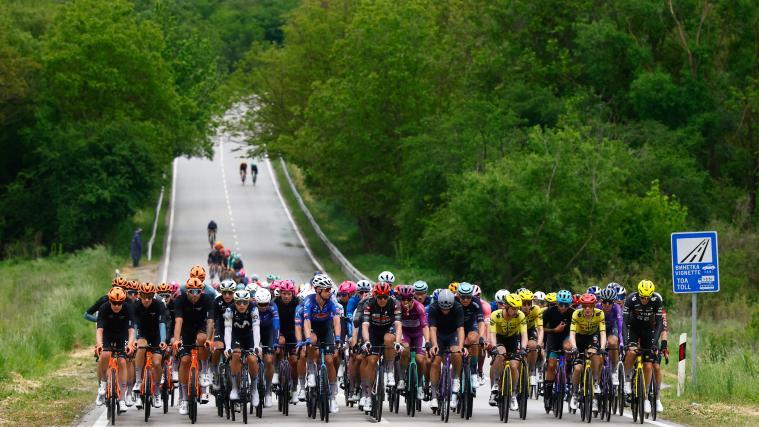 Der Giro in Bulgarien steht unter keinem guten Stern: Es gab schon den zweiten Massencrash. © APA/afp / LUCA BETTINI
