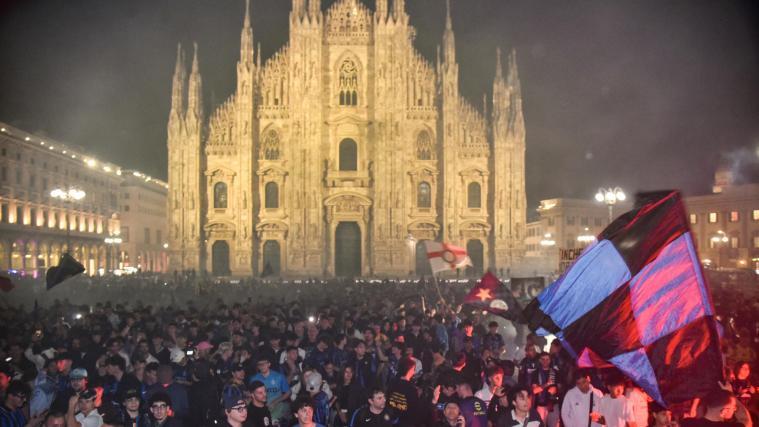 Der Mailänder Domplatz wurde von den Interisti eingenommen. © ANSA / MATTEO CORNER