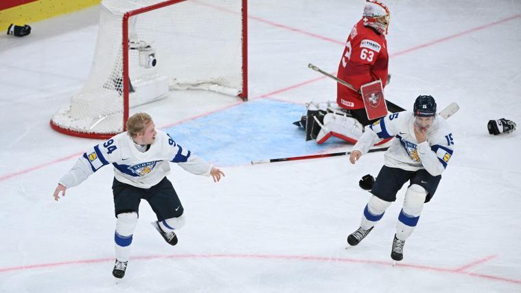 Der Moment des Triumphes: Konsta Helenius (l.) jubelt nach seinem Treffer zum WM-Titel für Finnland. © APA/afp / SEBASTIEN BOZON