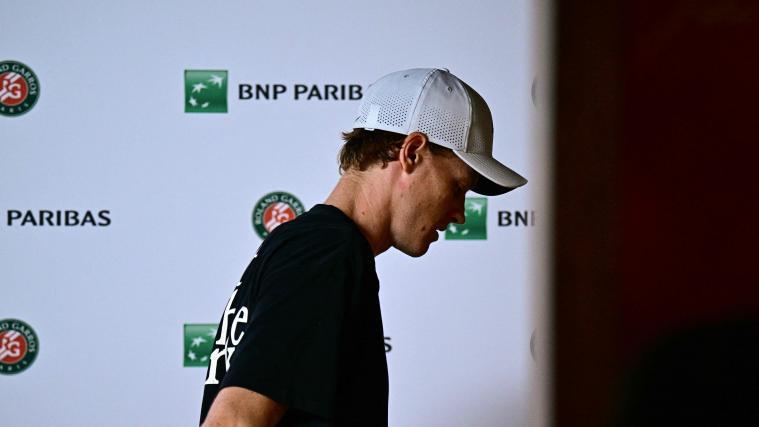 Der Top-Favorit schlechthin, Jannik Sinner, scheiterte in Paris früh. © APA/afp / JULIEN DE ROSA