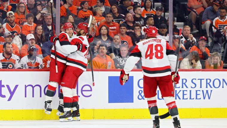 Die Carolina Hurricanes um Torschütze Jordan Staal (l.) wandeln auf historischen Wegen. © APA / BRUCE BENNETT