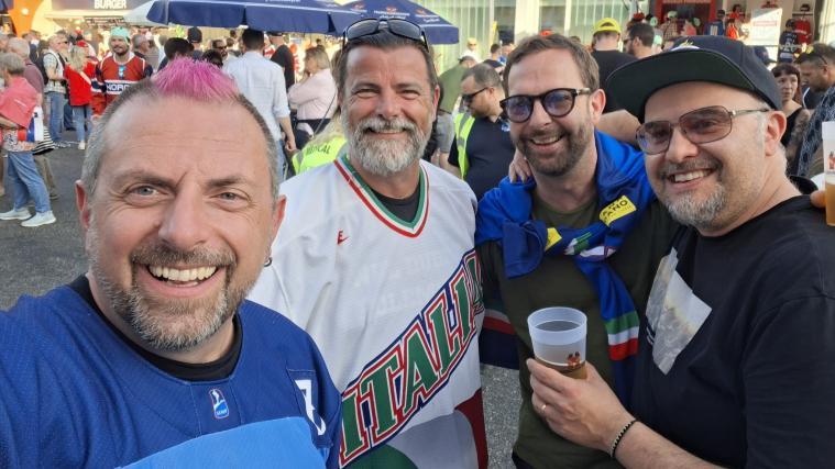 Die drei Pusterer Patrick Kirchler, Iwan Foppa und Matthias Harrasser (v.l.) beim WM-Erinnerungsfoto mit dem Bozner Luca Zanoni (2.v.l.)