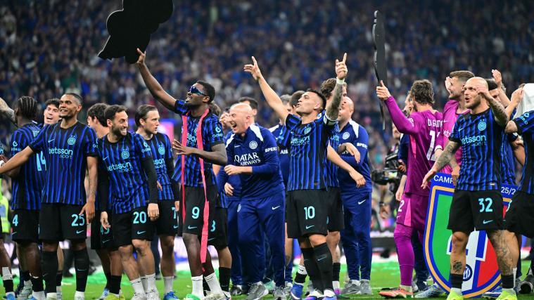 Die Inter-Spieler bejubeln den 21. Scudetto mit ihren Fans. © APA/afp / STEFANO RELLANDINI