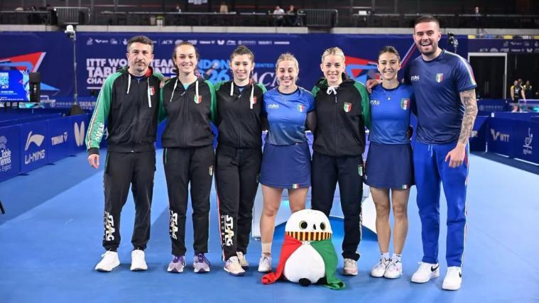 Giorgia Piccolin (Zweite von rechts) und Debora Vivarelli (Dritte von rechts) freuten sich über den Gruppensieg. © ittfworld/Social Media