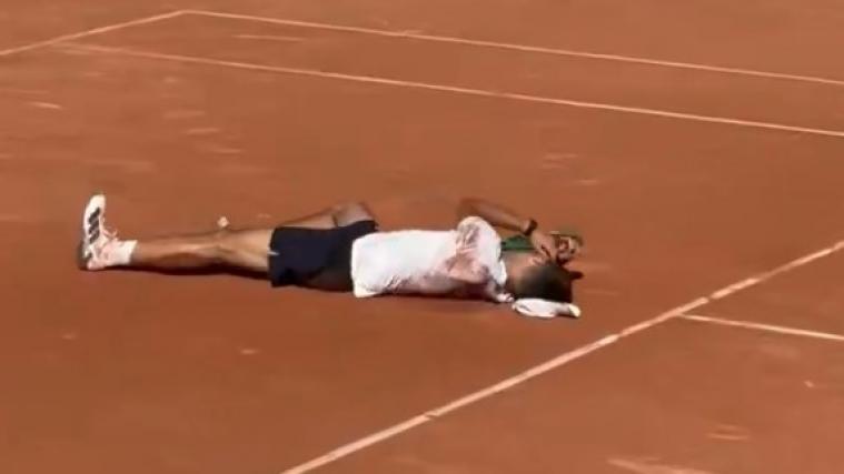 Jakub Mensik brach auf dem Platz zusammen. © Screenshot