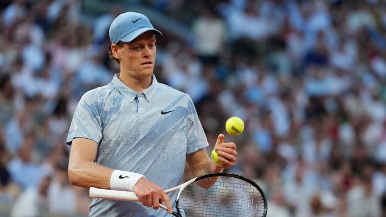 Jannik Sinner bestreitet sein Erstrundenmatch in Paris. © APA/afp / DIMITAR DILKOFF
