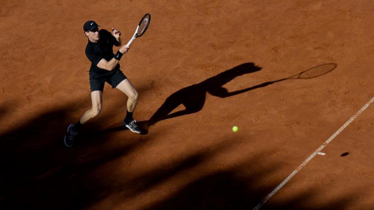 Jannik Sinner bestreitet sein Erstrundenmatch in Paris. © APA/afp / TIZIANA FABI