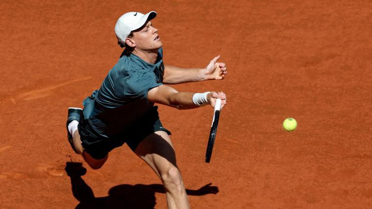 Jannik Sinner greift im Finale von Madrid nach dem Titel. © APA/afp / OSCAR DEL POZO