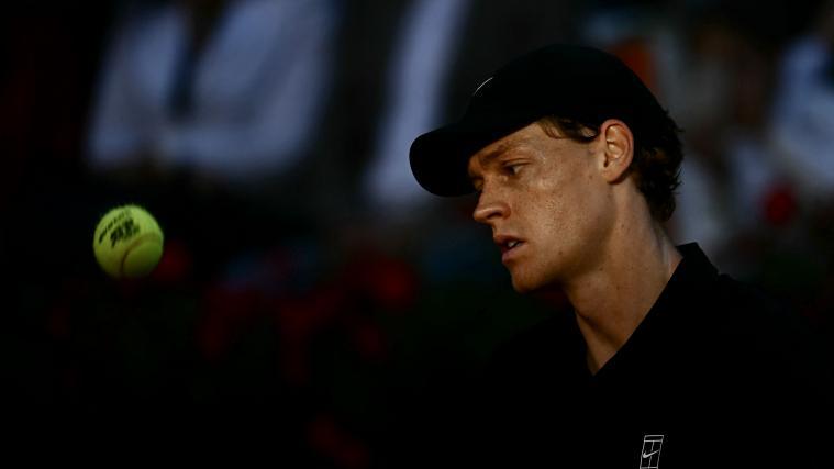 Jannik Sinner ist gewappnet. © AFP / FILIPPO MONTEFORTE