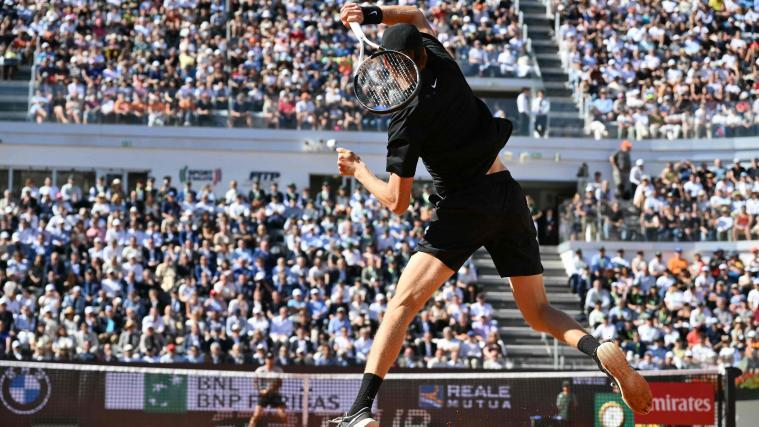 Jannik Sinner schlägt im Foro Italico auf. © APA/afp / ALBERTO PIZZOLI