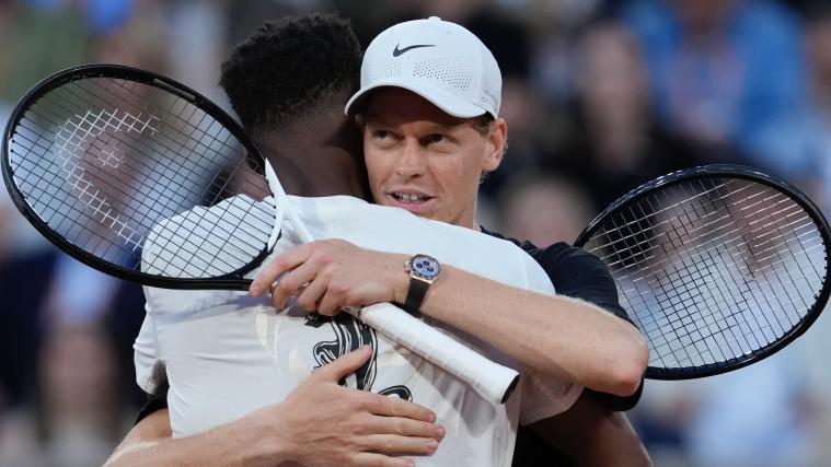 Jannik Sinner und Gael Monfils umarmten sich. © Roland Garros