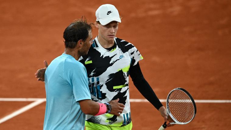 Jannik Sinner und Rafael Nadal spielten in Paris zwei Mal gegeneinander – stets gewann der Spanier. © AFP / ANNE-CHRISTINE POUJOULAT