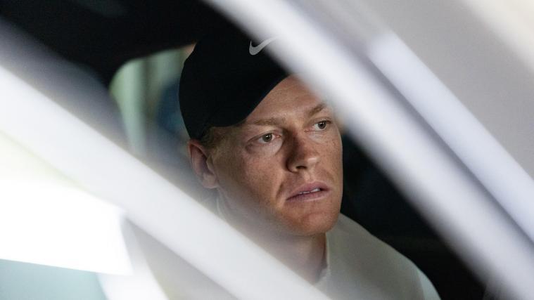 Jannik Sinner wurde bei seiner Ankunft in Rom völlig abgeschirmt. © ANSA / Telenews