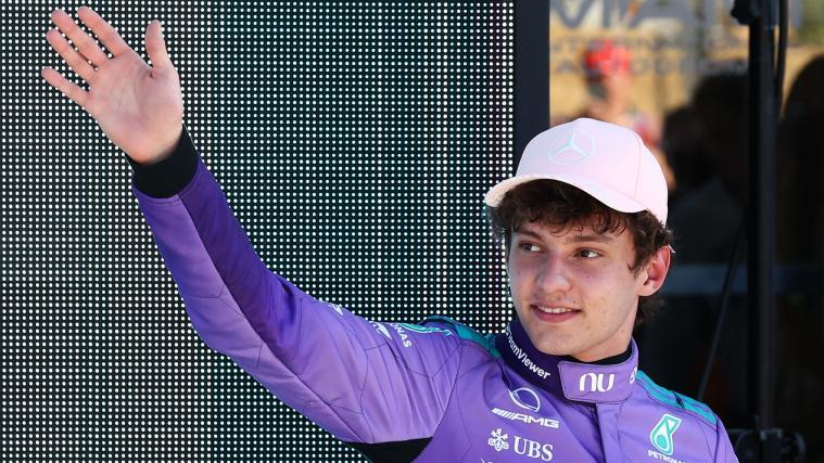 Kimi Antonelli hat zu absoluten Motorsport-Legenden aufgeschlossen. © APA/afp / CHARLY TRIBALLEAU