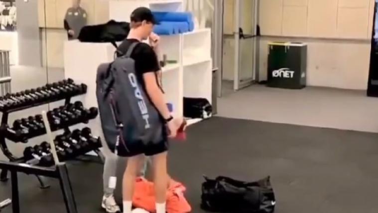 Lausbub Jannik Sinner sorgt für eine lustige Szene. © Screenshot