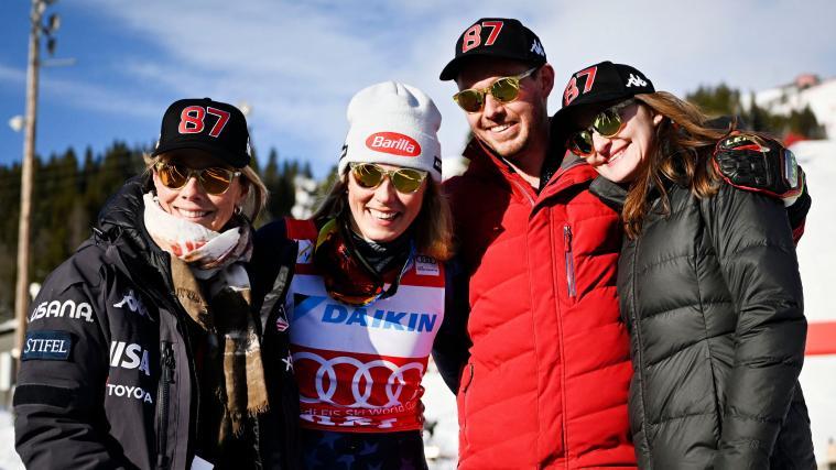 Mikaela Shiffrin (2.v.l.) mit ihrer Mutter Eileen (l.) sowie Bruder Taylor und dessen Lebenspartnerin. © APA/afp / PONTUS LUNDAHL