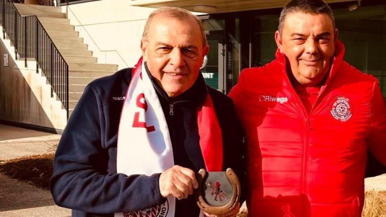 Nach der Verpflichtung von Trainer Fabrizio Castori im Dezember 2024 überreichte Günter Rella (r.) dem Coach ein Hufeisen als Glücksbringer. Ein bisschen Glück kann der FC Südtirol  heute in Bari gewiss gebrauchen.