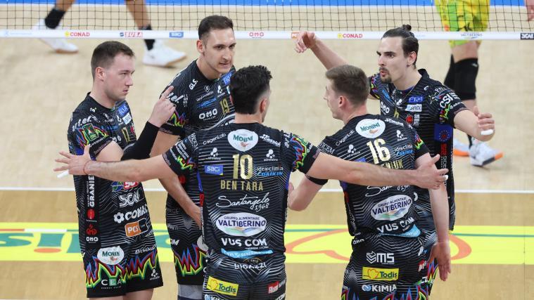 Simone Giannelli (rechts) und Perugia sind wieder Meister. © Legavolley